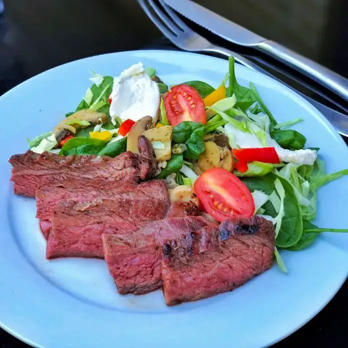 Grillet flanksteak smagfuld blandet salat » madopskrift