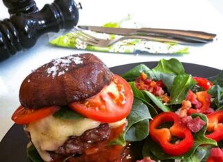 Spicy Portobello-cheeseburger med sprød bacon-spinatsalat