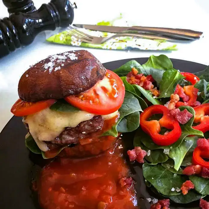 Spicy Portobello-cheeseburger med sprød bacon-spinatsalat
