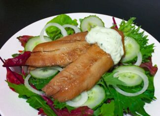 Kippers med hjemmerørt dildcreme på bund af sprød bladsalat