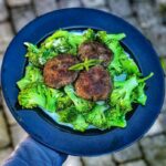 Saftige hakkebøffer og dampet broccoli med flødeost og havsalt