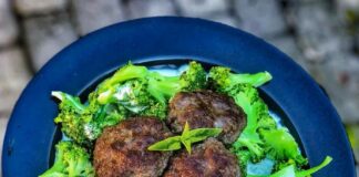 Saftige hakkebøffer og dampet broccoli med flødeost og havsalt