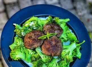 Hakkebøffer og broccoli med flødeost » Opskrift med grøntsager