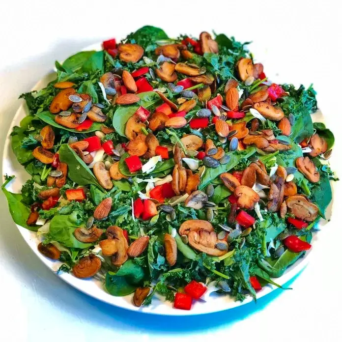 Spinatsalat med spidskål, peberfrugt, champignoner og mandler kopier