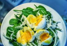 Spidskålssalat med spinat og smilende æg » Nem og sund opskrift