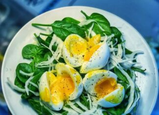 Spidskålssalat med spinat og smilende æg » Nem og sund opskrift