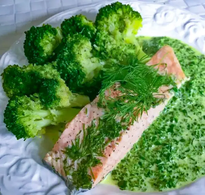 Dild-dampet laks med flødestuvet spinat og saftig broccoli