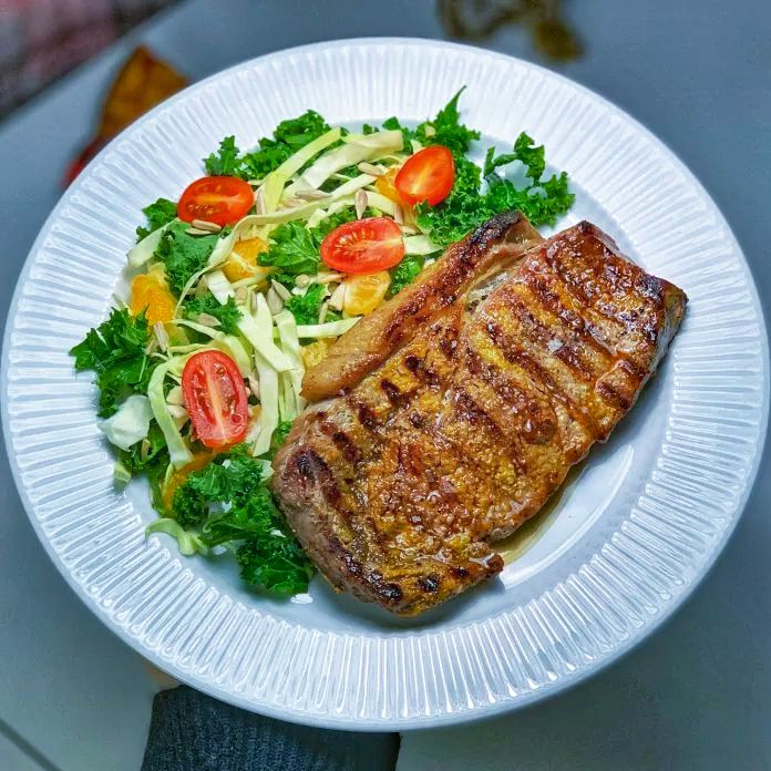 Nem opskrift på mør, saftig og smagfuld rib-eye steak med sprød sommersalat tilberedt på grill, pande og airfryer/ovn