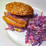 Flæskestegsburger - Opskrift på Ribbenstegssandwich og coleslaw