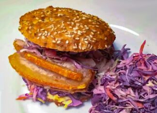 Flæskestegsburger - Opskrift på Ribbenstegssandwich og coleslaw