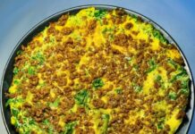Oksekødsfyldt omelet med friske spinatblade og fintsnittet spidskål