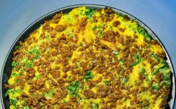 Oksekødsfyldt omelet med friske spinatblade og fintsnittet spidskål