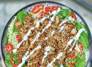 Spicy sesam-kylling på bund af spinatsalat med hjemmerørt urtedressing