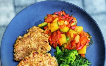 Kyllingebøffer med ratatouille og dampet broccoli » Sund opskrift